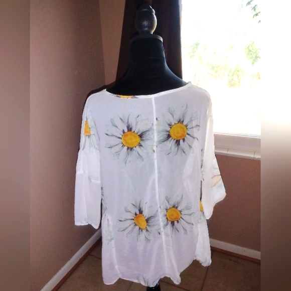 💙🩷🤍💛 EUC Small Floral Print Blouses Tops Sunflower Summer Spring Lightweight - Picture 3 of 5